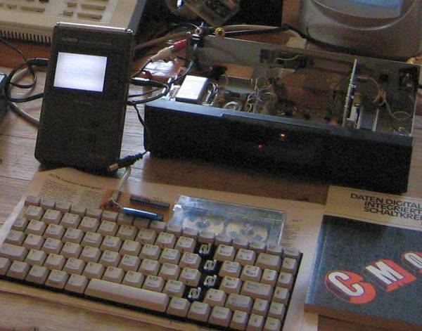 Mein TINY, eingebaut in ein altes Satelliten-Receiver-Gehäuse und mit Laptop-Tastatur